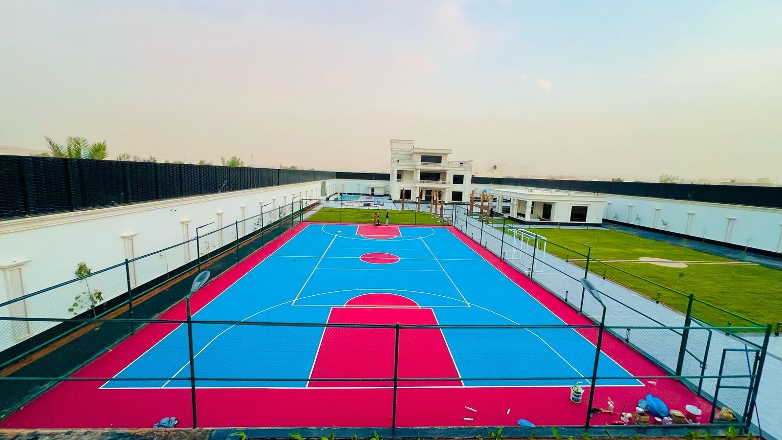 ملاعب الطائرة وكرة السلة